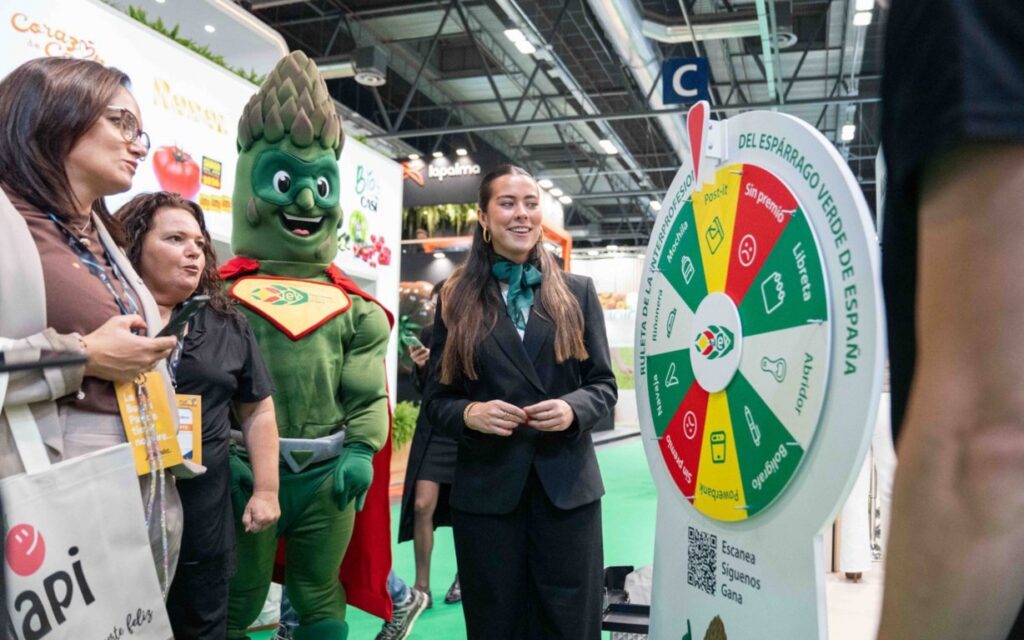 Participantes en Fruit Attraction con Superespárrago y la Ruleta del Espárrago