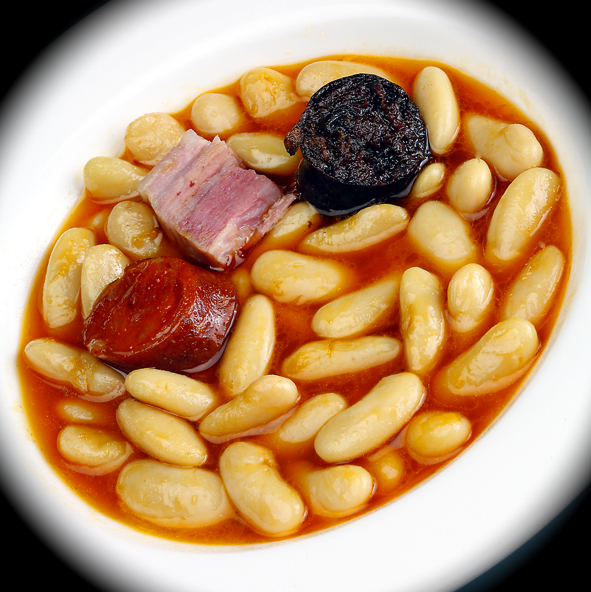 Plato de fabada de Prendes con fabes y compango
