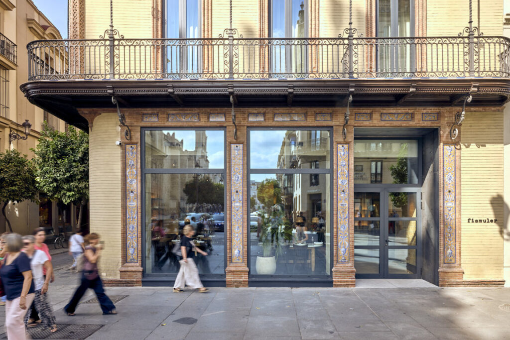 Fachada del restaurante Fismuler en Sevilla con detalles arquitectónicos