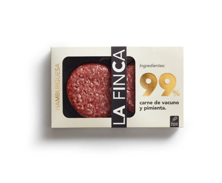 Envase de hamburguesa La Finca 99% de vacuno y pimienta sobre fondo blanco.