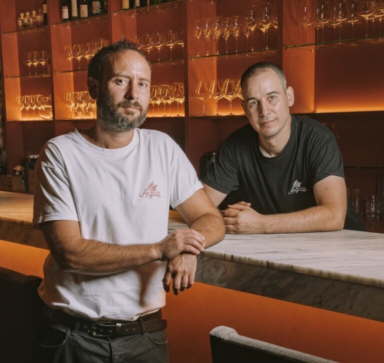 Hermanos Mario y David Villalón en el bar Angelita de Madrid