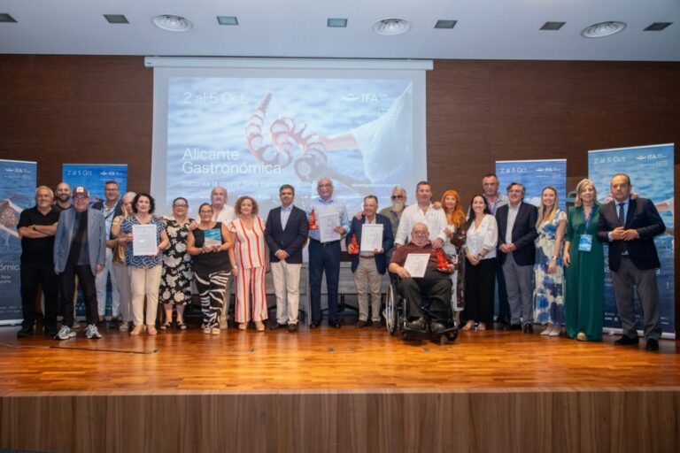 Grupo de homenajeados en la Feria Alicante Gastronómica 2023