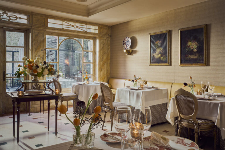 Interior del restaurante El Jardín de Orfila con decoración elegante y mesas preparadas