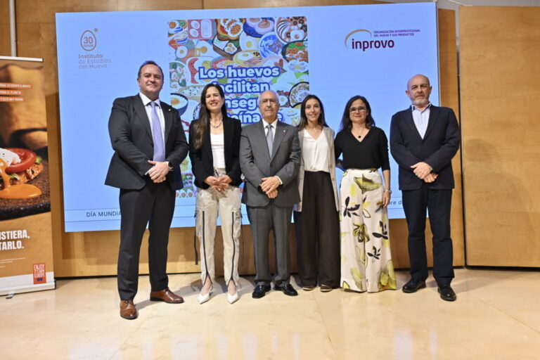 Evento del Día Mundial del Huevo con varios participantes en el escenario