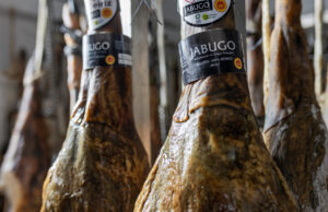 Jamones ibéricos colgados en un secadero de Jabugo