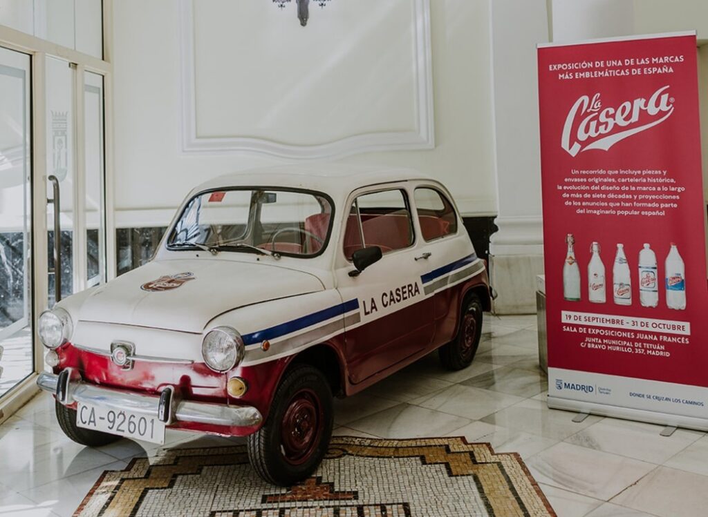 Coche Seat 600 de La Casera en exposición en Madrid