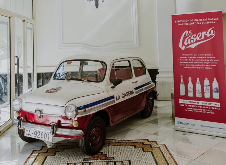 Coche Seat 600 de La Casera en exposición en Madrid