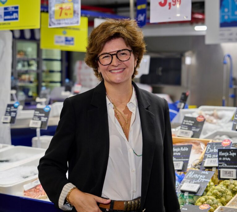 Nagore Alonso en el mercado de Makro, sonriendo y posando.