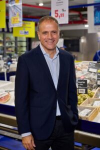 Eduardo Rodríguez sonriente en un entorno de supermercado