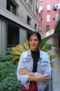 Manu Buffara, chef brasileña, posando en un entorno urbano