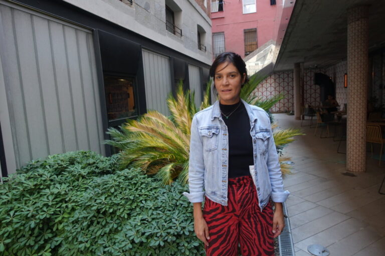 Manu Buffara posando en un entorno urbano con plantas