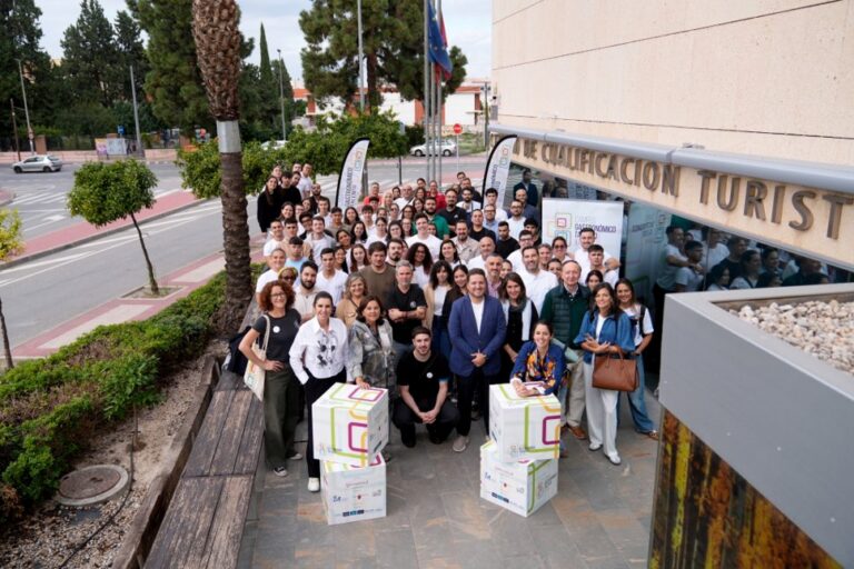 Grupo de participantes posa frente al Centro de Cualificación Turística de Murcia.