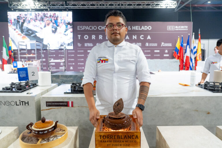 Rubén Alan Díaz sosteniendo su tarta Kakaw en el concurso de pastelería