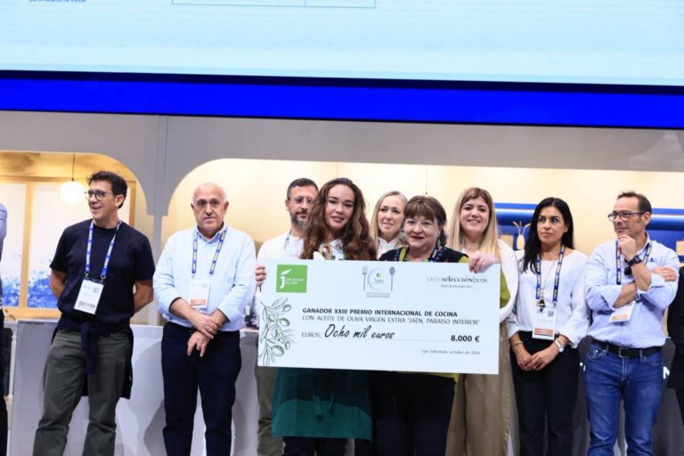 Marta Oti recibiendo el premio de cocina con AOVE en San Sebastián