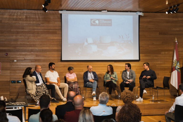 Presentación del recetario gourmet del Queso Camerano en un evento