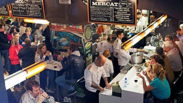 Collage de un restaurante concurrido, con comensales en mesas y personal atendiendo.