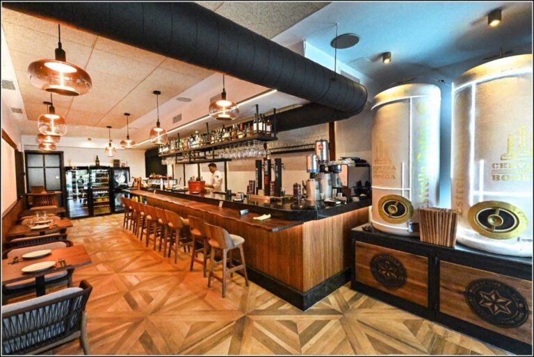 Interior de la taberna Ruge en Madrid con barra y mesas