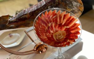Plato decorativo con jamón ibérico en forma de flor