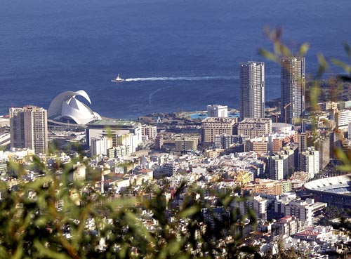 Vista panorámica de Santa Cruz de Tenerife con el océano y edificios