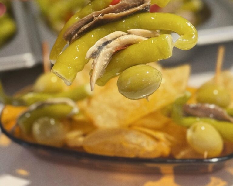 Gildas con boquerón, aceitunas y patatas fritas en la taberna 13 Cuadros