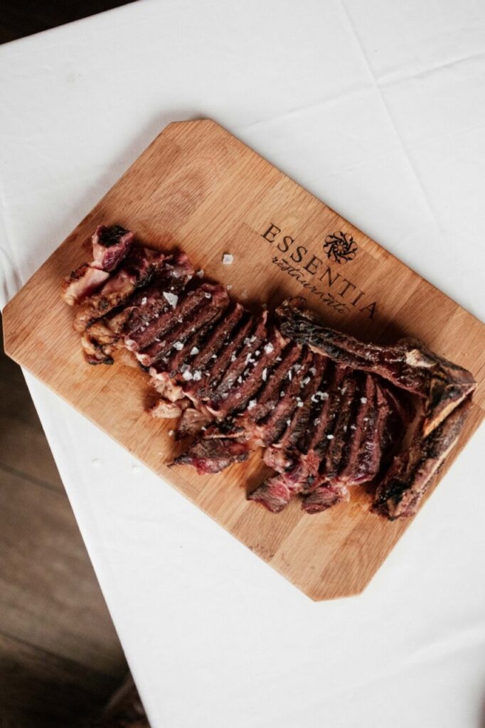 Plato de carne de buey servido en restaurante Essentia